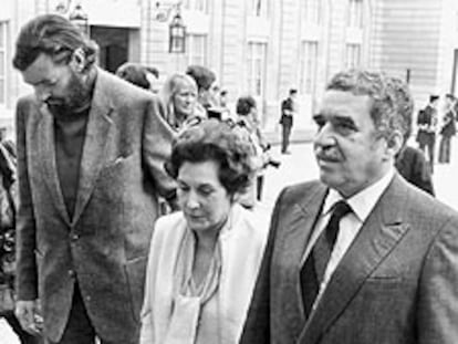 Julio Cortázar, Hortensia Allende y Gabriel García Márquez, en París en 1981.