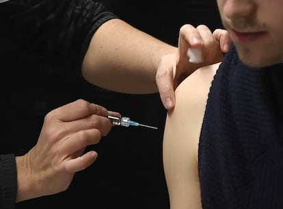 Una enfermera vacuna contra la meningitis a un estudiante en la Universidad de Dijon (Francia) el pasado mes de enero.