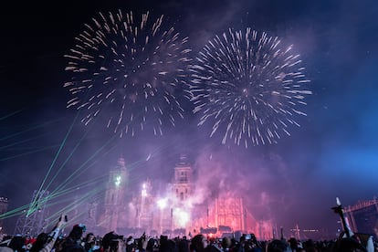Fuegos artificiales para cerrar el festejo del Grito en la Plaza de la Constitución.