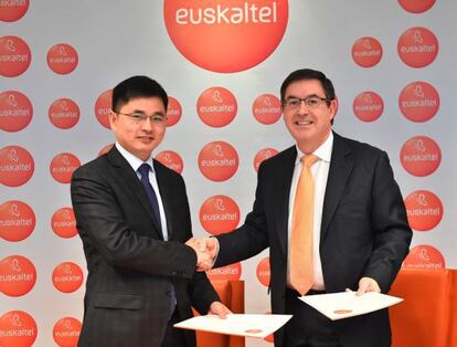 El presidente de Euskaltel, Alberto García Erauzkin (a la derecha) en la firma de un acuerdo reciente con el presidente de ZTE Europa, Xiao Ming,