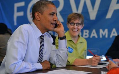 El presidente Obama llama a varios voluntarios desde una de las oficinas de su campaña en Chicago.