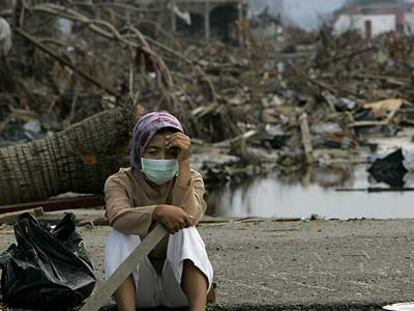 Julia, de 22 años, residente de Banda Aceh (Indonesia), se sienta desolada ante los restos de la casa de su abuela.