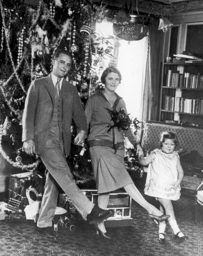 Francis Scott Fitzgerald y Zelda Fitzgerald con la hija de ambos, Frances, también llamada 'Scottie', en la Navidad de 1926 en París.