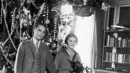 Francis Scott Fitzgerald y Zelda Fitzgerald con la hija de ambos, Frances, también llamada 'Scottie', en la Navidad de 1926 en París.