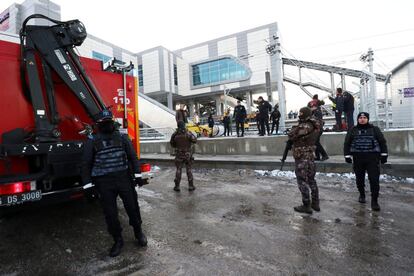 Caminhões de bombeiros, ambulâncias e equipamentos de resgate da proteção civil se dirigiram para o local do acidente para resgatar todos aqueles que estivessem presos nos primeiros vagões.