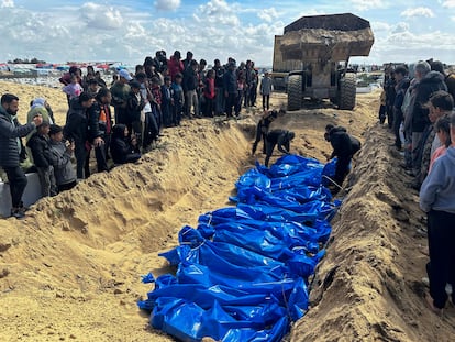 Una fosa común con los cuerpos de palestinos muertos bajo los ataques de Israel en Rafah, el pasado 9 de marzo