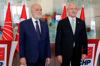 A la derecha, Kemal Kiliçdaroglu, líder de la principal fuerza opositora de Turquía, el Partido Republicano del Pueblo (CHP, centroizquierda), posa junto al líder del pequeño Partido de la Felicidad (SP, islamista y opositor), Temel Karamollaoglu. Ambas formaciones negocian un frente opositor de seis partidos contrarios al presidente Recep Tayyip Erdogan.