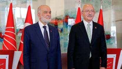 À direita, Kemal Kiliçdaroglu, líder da principal força de oposição da Turquia, o Partido Republicano do Povo (CHP, centro-esquerda), posa com o líder do pequeno Partido da Felicidade (SP, islâmico e de oposição), Temel Karamollaoglu. As duas formações negociam a criação de uma frente com seis partidos de oposição ao presidente Recep Tayyip Erdogan.