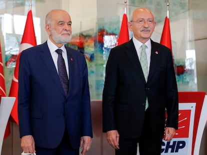 À direita, Kemal Kiliçdaroglu, líder da principal força de oposição da Turquia, o Partido Republicano do Povo (CHP, centro-esquerda), posa com o líder do pequeno Partido da Felicidade (SP, islâmico e de oposição), Temel Karamollaoglu. As duas formações negociam a criação de uma frente com seis partidos de oposição ao presidente Recep Tayyip Erdogan.