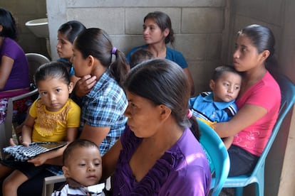 Los niños con desnutrición tienen un tamaño menor al esperado y menor desarrollo de los órganos, entre ellos el cerebro, lo que se traduce en menor desarrollo del coeficiente intelectual. “Los niños no aguantan el hambre, nosotras sí. Ahorita sí lo estamos pasando mal. En mi casa somos 17, recuerda una vecina.