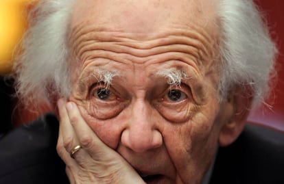 El soci&oacute;logo Zygmunt Bauman en una conferencia de prensa en Oviedo, en octubre de 2010.