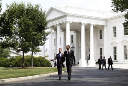 Dmitri Medvédev y Barack Obama abandonan juntos la Casa Blanca tras su reunión de ayer.