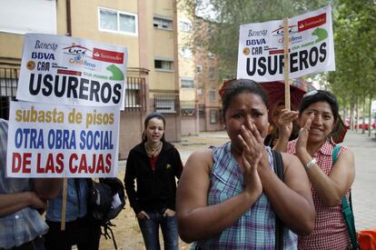 Noemí Ramos llora emocionada tras saber que la comisión judicial acuerda aplazar el desalojo al 20 de julio.