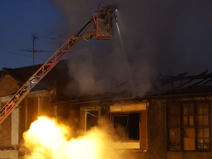 Edificio incendiado esta tarde en la localidad vizcaína de Basauri.