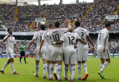 James Rodriguez (en el centro) es felicitado por sus compañeros tras marcar su gol ante el Deportivo.