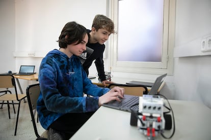 Dos alumnos en clase de robótica del instituto Vedruna Immaculada de Barcelona.
