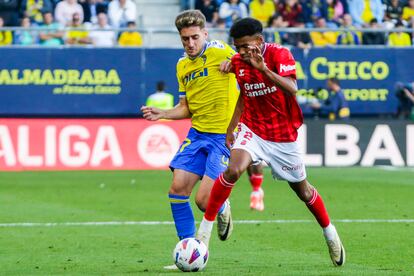 Acción durante el Cádiz-Las Palmas de este domingo.