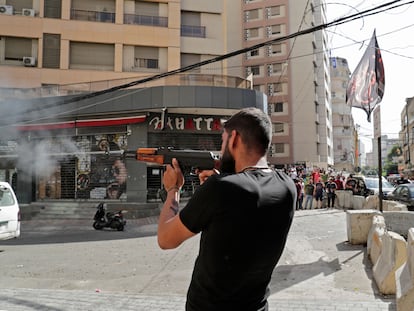 Um homem dispara sua arma no bairro de Tayuné durante os confrontos desta quinta-feira no Líbano.