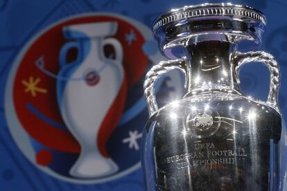 El trofeo de la Eurocopa, exhibido en la presentaci&oacute;n de Par&iacute;s.