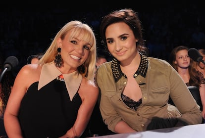 Britney Spears y Demi Lovato durante una aparición como jurados invitados en la edición estadounidense de 'The X Factor' en 2012.