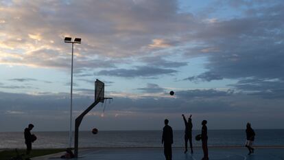 Varios jóvenes jugando al baloncesto en Rabat, el 15 de noviembre de 2024.
