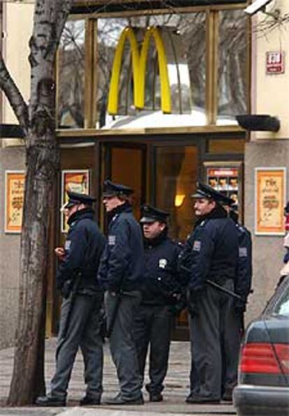 Un grupo de policías hace guardia frente a un McDonald&#39;s de la capital checa.