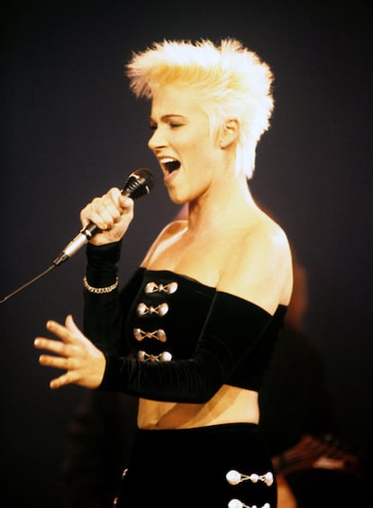 Un toque dorado resuelve cualquier estilismo.

Crop tops, escote Bardot, apliques y terciopelo. Este estilismo de Marie Fredriksson, en 1989 en un concierto de Dortmund, simboliza todo lo que ahora está de moda en las tendencias de tres décadas después.