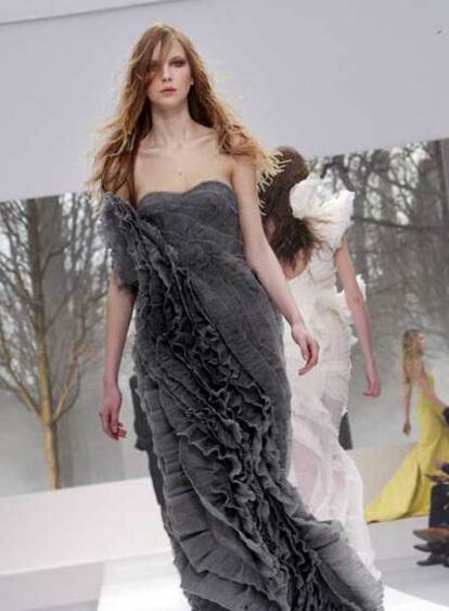 Una modelo con una creación del diseñador belga Olivier Theyskens durante la presentación de la colección de Prêt à Porter Otoño/Invierno 2007-2008 para Nina Ricci, en Paris.