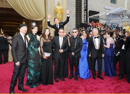 El photobomb que el actor Benedict Cumberbatch les hizo al grupo U2 durante la alfombra roja de los Oscar de 2014 dio la vuelta al mundo. 