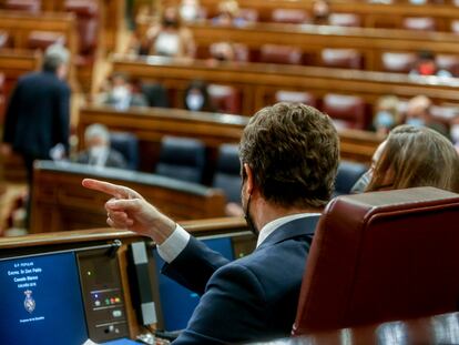 El líder del PP, Pablo Casado, conversa con la portavoz del PP en el Congreso de los Diputados, Cuca Gamarra, en la sesión del Congreso de este miércoles.