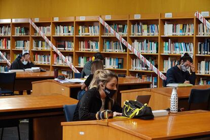 Estudiantes en la Biblioteca General de la Universidad de Málaga (UMA).