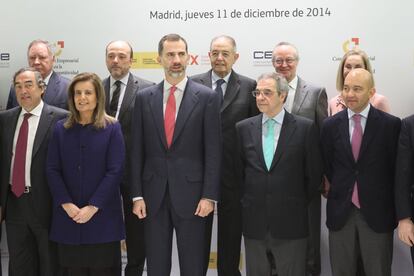 Foto de familia del rey Felipe VI con, de izquierda a derecha: el presidente de CEOE y candidato ala reelección, Juan Rosell; la ministra de Trabajo, Fátima Báñez; el presidente de Telefónica, César Alierta, y el secretario de Estado de Comercio, Jaime García-Legaz.