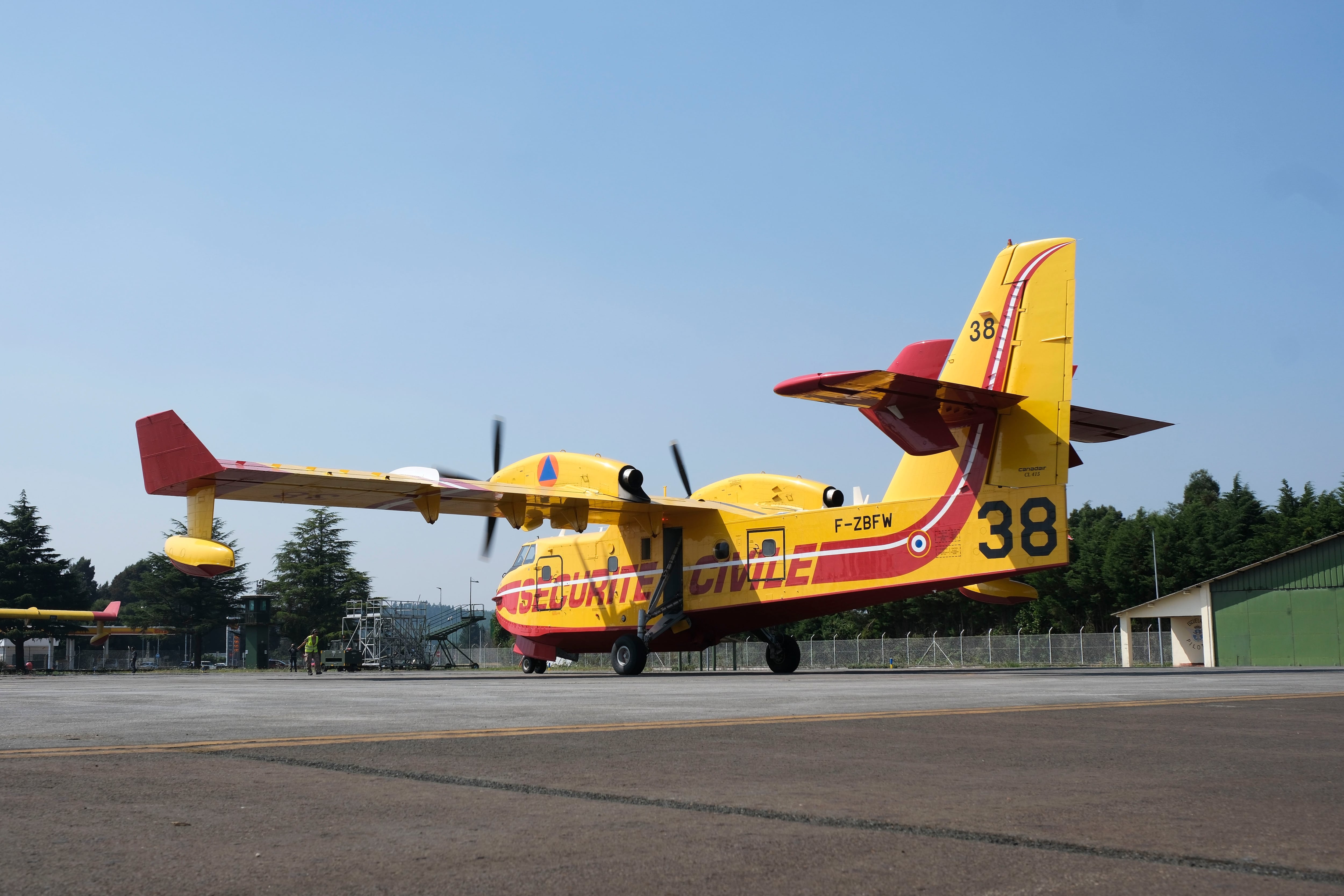 Aterrizan en Santiago los dos aviones contra incendios solicitados por España a la UE