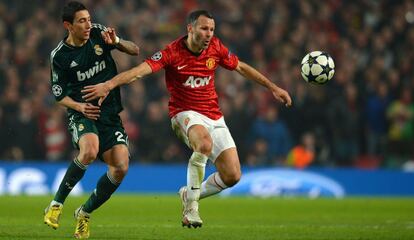 Giggs pelea el balón con Di Maria en su partido 1000.