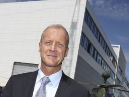 El presidente ejecutivo del grupo europeo de aeronáutica y defensa EADS, Thomas Enders, posa delante del nuevo centro de desarrollo de helicópteros de Eurocopter, la filial de helicópteros de EADS, que fue inaugurado hoy en Donauwörth, Alemania, hoy, martes 14 de mayo de 2013.