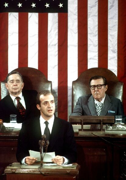 El rey Juan Carlos pronunció un discurso a la sesión conjunta del Congreso de los Estados Unidos en el Capitolio, detrás, izquierda, el presidente de la Cámara, Carl Albert y a su derecha el senador por Washington, Warren Magnuson, 2 de junio de 1976.