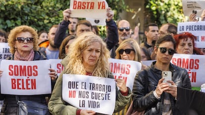 Educadores sociales en una concentración en Zaragoza este jueves por el asesinato de Belén Cortés exigen más medios públicos para desarrollar su trabajo con seguridad.