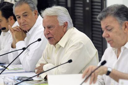 Felipe González, entre Juan Manuel Santos y Óscar Naranjo, el sábado durante la reunión de seguimiento de los acuerdos de paz.