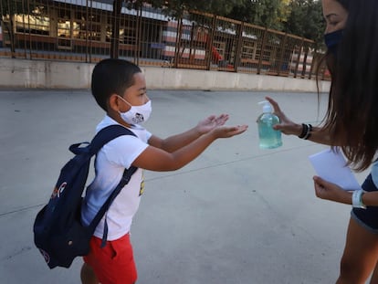 Un niño se protege con gel el primer día de curso en una escuela de Badalona.