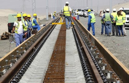 Tendido de v&iacute;a en la l&iacute;nea de alta velocidad de Arabia Saud&iacute;.