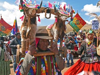 Unos ind&iacute;genas aimara participan el pasado domingo en un ritual para pedir lluvias en Laja, Bolivia, donde se est&aacute; sufriendo una fuerte sequ&iacute;a. 