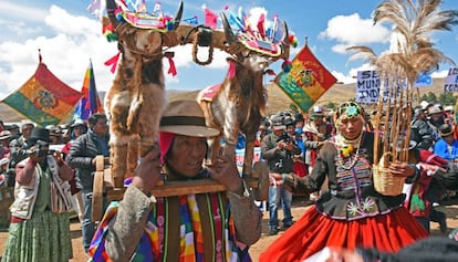 Unos ind&iacute;genas aimara participan el pasado domingo en un ritual para pedir lluvias en Laja, Bolivia, donde se est&aacute; sufriendo una fuerte sequ&iacute;a. 