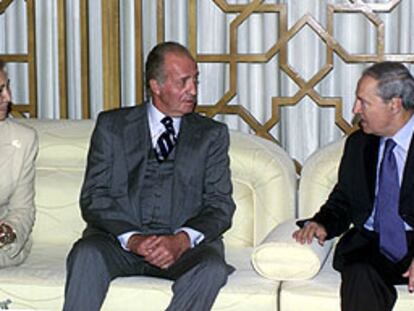 Los reyes Juan Carlos y Sofía, con el ministro de Asuntos Exteriores de Siria, Faruk al Shara, ayer en Damasco.