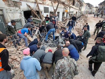 Escombros de un edificio en Petrinja, epicentro del terremoto, este martes.