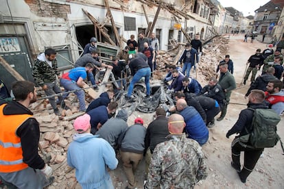 Escombros de un edificio en Petrinja, epicentro del terremoto, este martes.