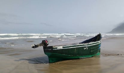 Patera usada por magrebíes en una playa de Lanzarote.