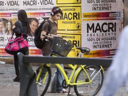 Una calle de Buenos Aires, este viernes. A las 8 de la mañana comenzó el tiempo de reflexión y ya no se pueden pegar más carteles de propaganda.