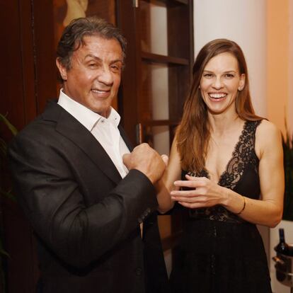 Un día antes, Sylvester Stallone ya se había dejado ver por Miami. El oscarizado actor y la también laureada actriz Hilary Swank coincidieron en la fiesta anual que organiza la revista 'DuJour' durante Art Basel.