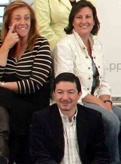 Pilar Martínez, Paz González y, en cuclillas, Pedro Calvo, anteayer durante la presentación de la candidatura del PP al Ayuntamiento.