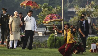 Narendra Modi, junto a Xi Jinping, que sujeta una sombrilla, el mi&eacute;rcoles en su visita a India